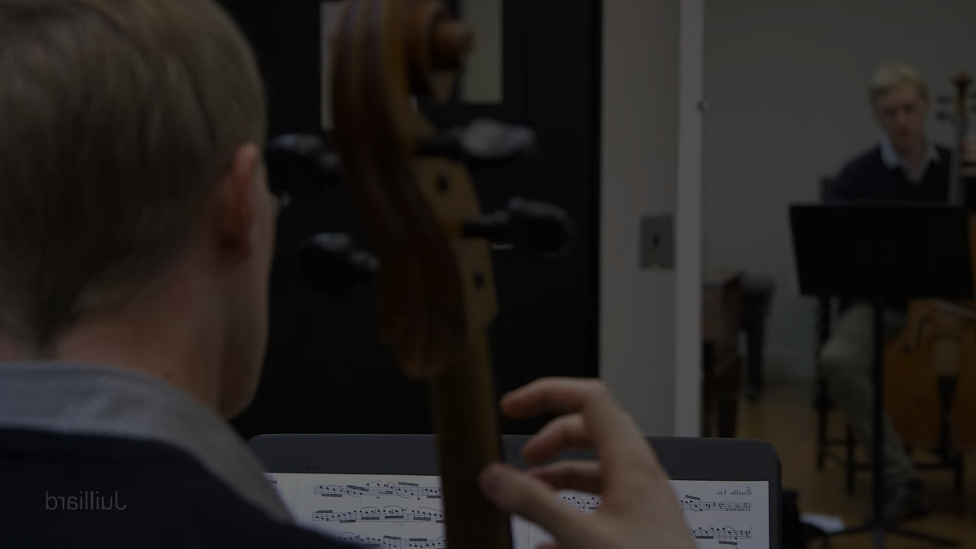 Video feature on a day in the life of Juilliard 历史性能 student Alex和er Nicholls
